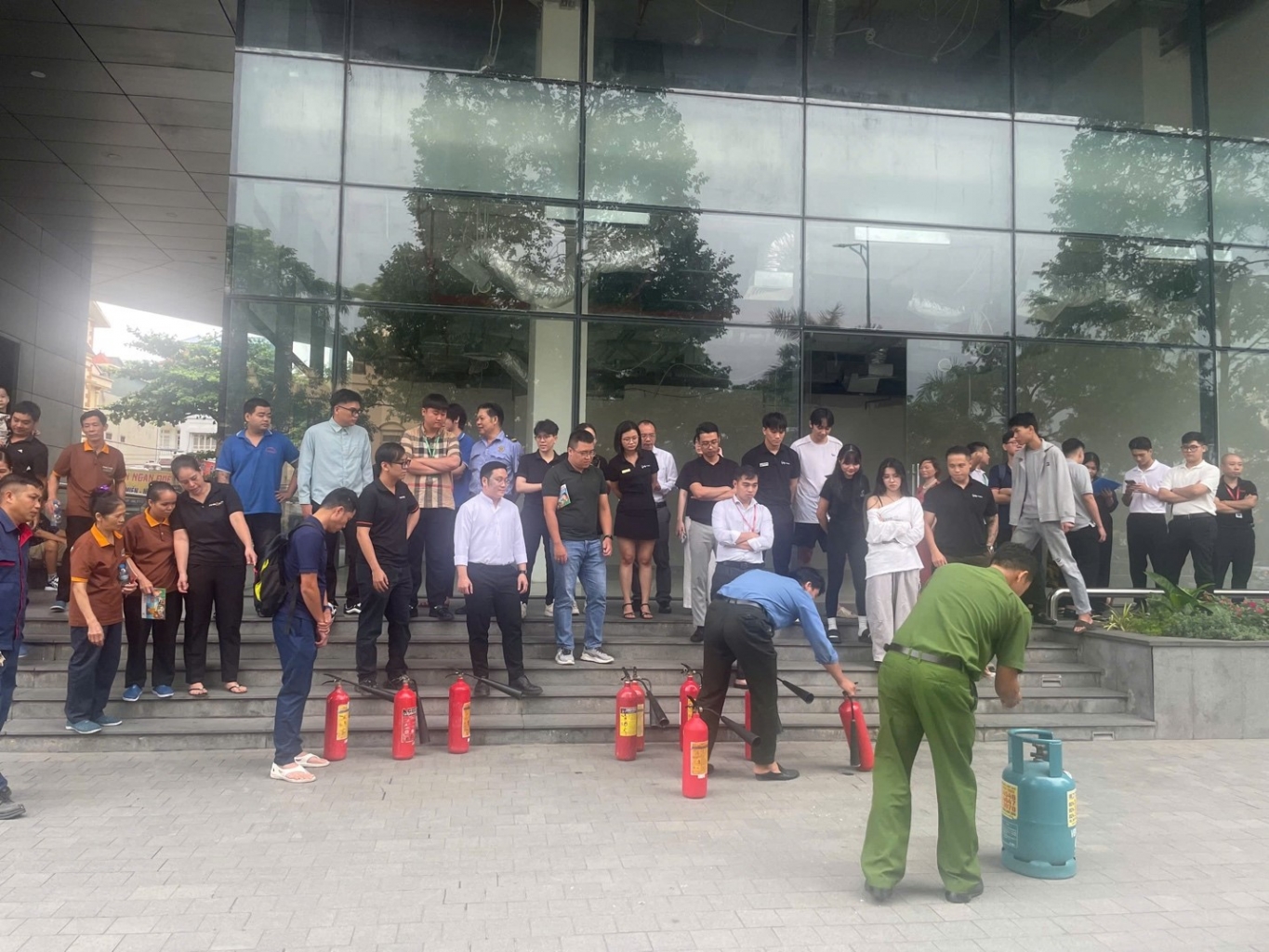 Ảnh:Chỉ huy diễn tập, hướng dẫn sử dụng và thao tác PCCC trước khi tập tình huống giả định.