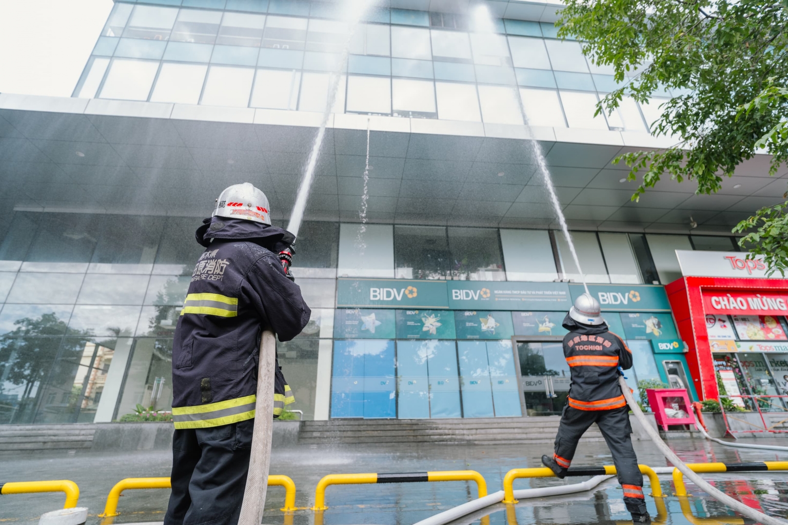 Ảnh: Phun nước dập tắt đám cháy.